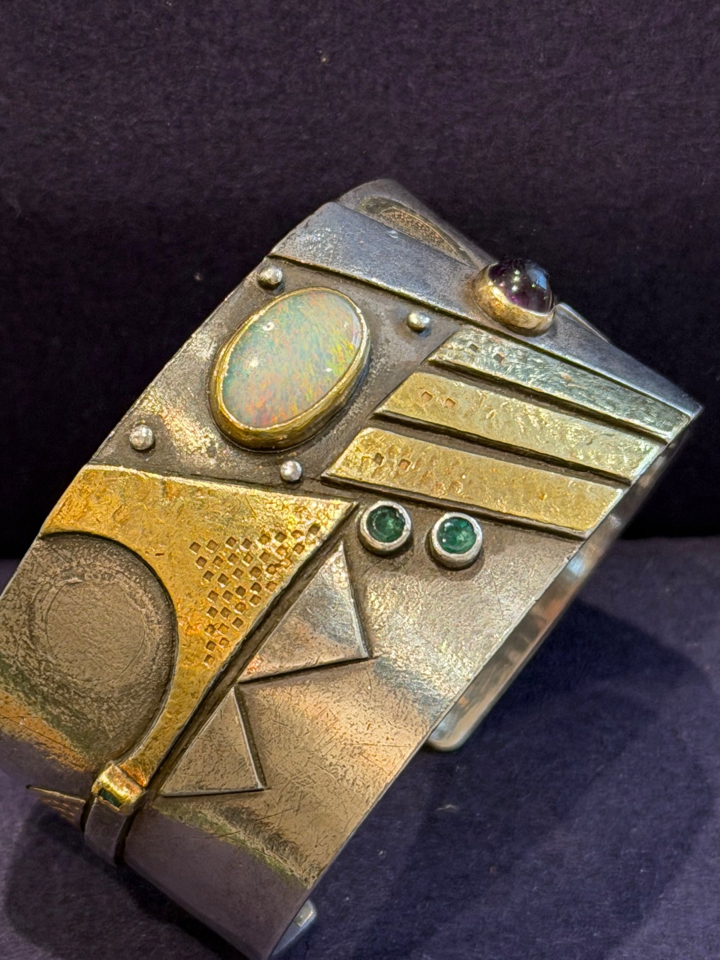 LINDA LADURNER (1957) , MANCHETTE MODERNISTE