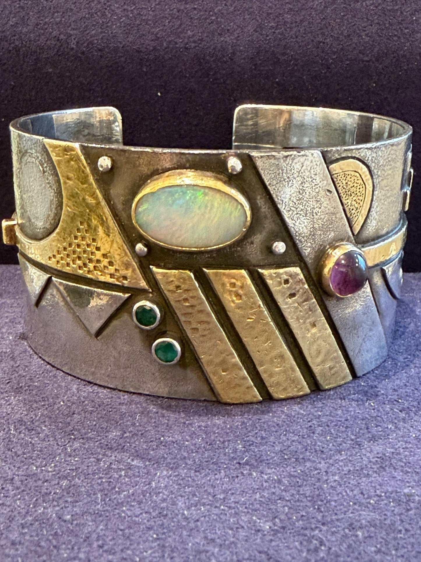 LINDA LADURNER (1957) , MANCHETTE MODERNISTE