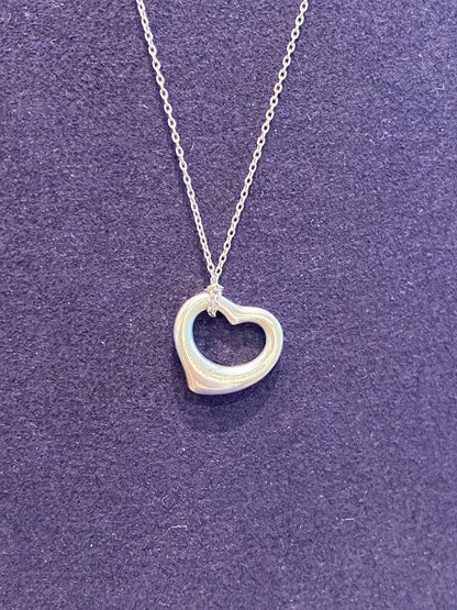 Tiffany & Co, par Elsa Peretti (1940-2021), Collier  en argent "Open heart"