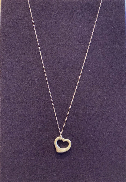 Tiffany & Co, par Elsa Peretti (1940-2021), Collier  en argent "Open heart"