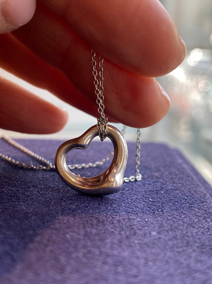 Tiffany & Co, par Elsa Peretti (1940-2021), Collier  en argent "Open heart"
