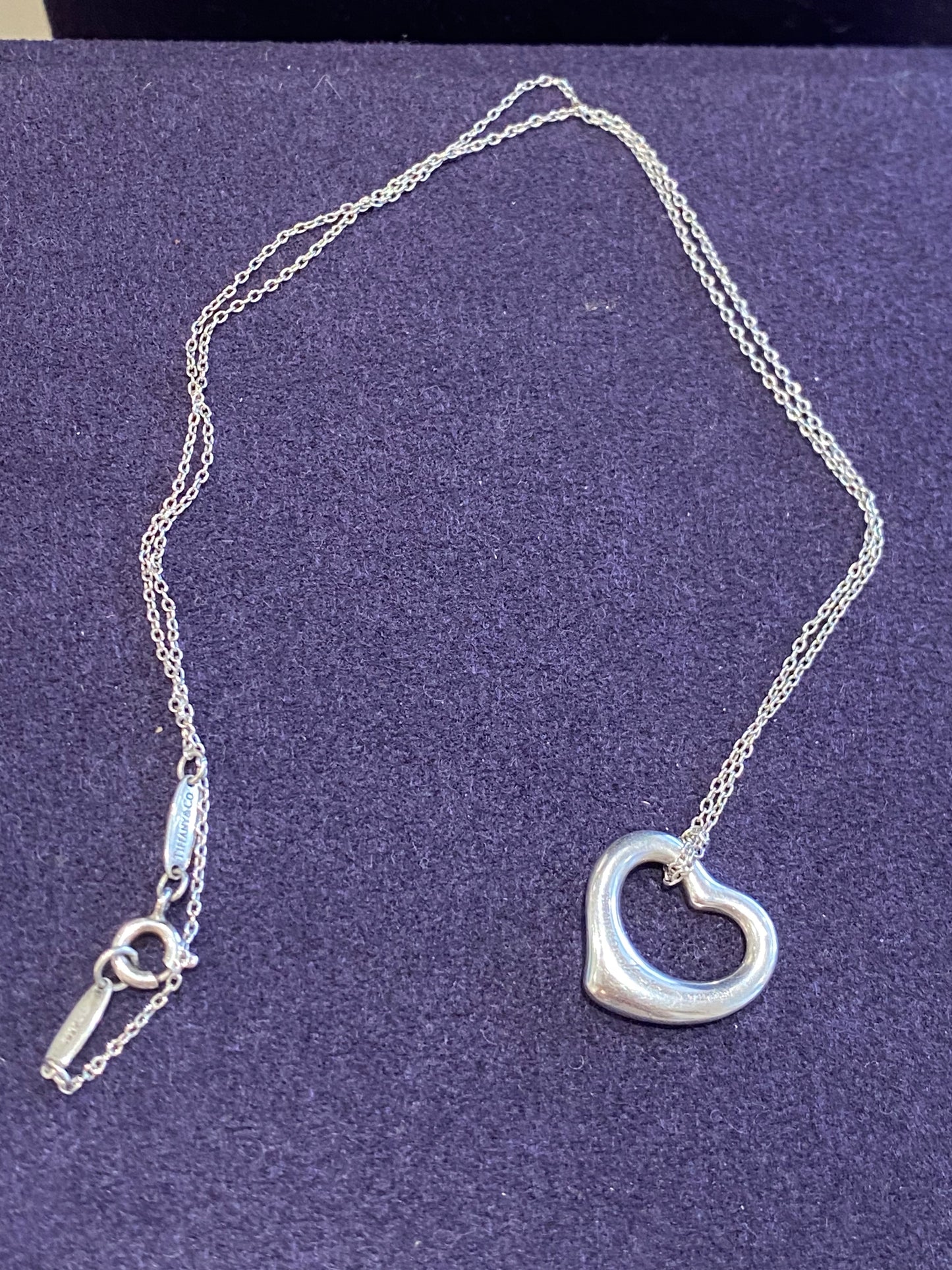 Tiffany & Co, par Elsa Peretti (1940-2021), Collier  en argent "Open heart"