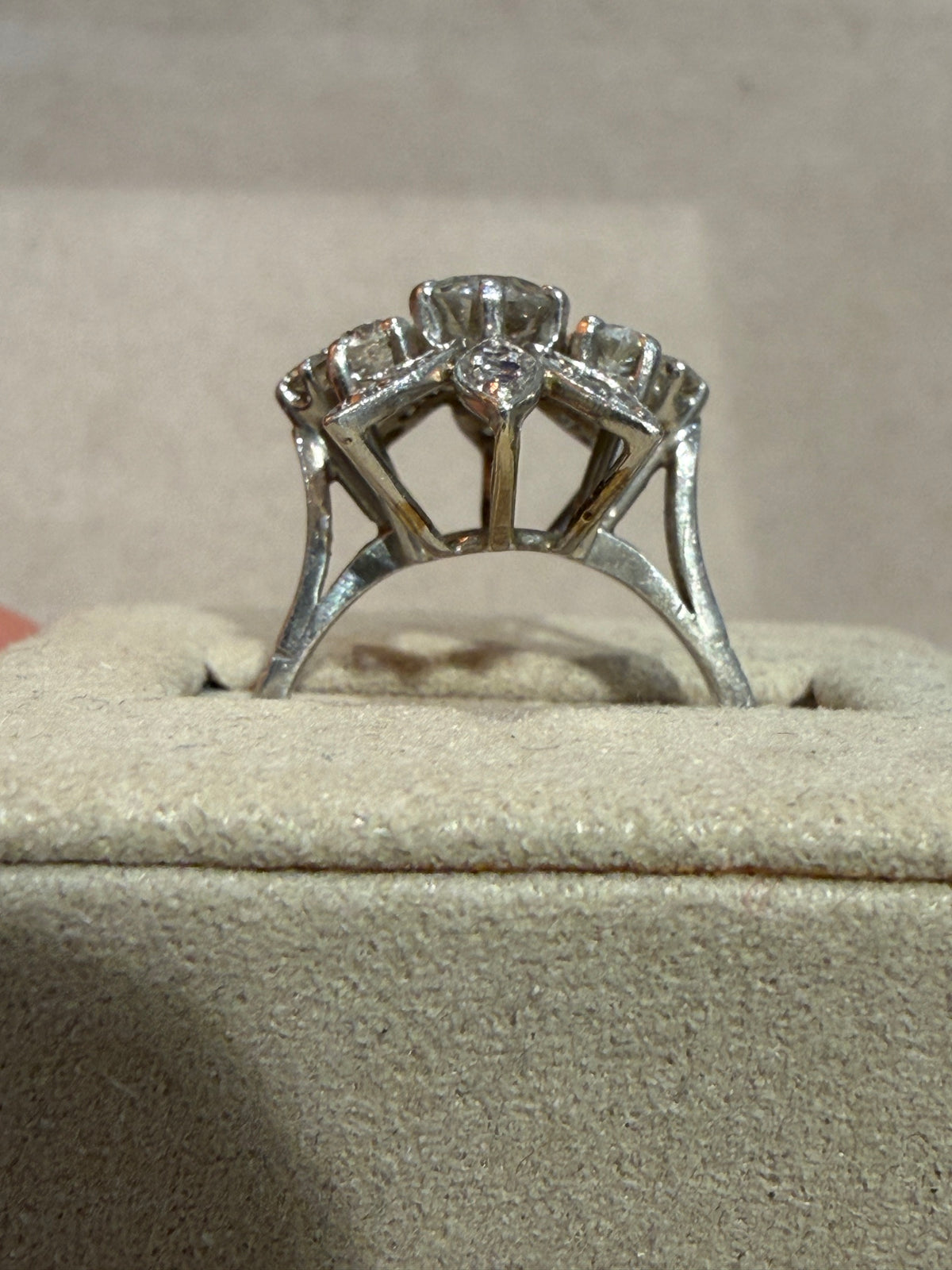 BAGUE ANCIENNE  FLEUR EN DIAMANTS