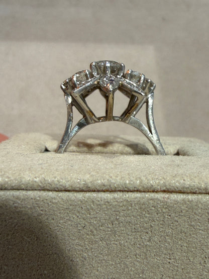 BAGUE ANCIENNE  FLEUR EN DIAMANTS