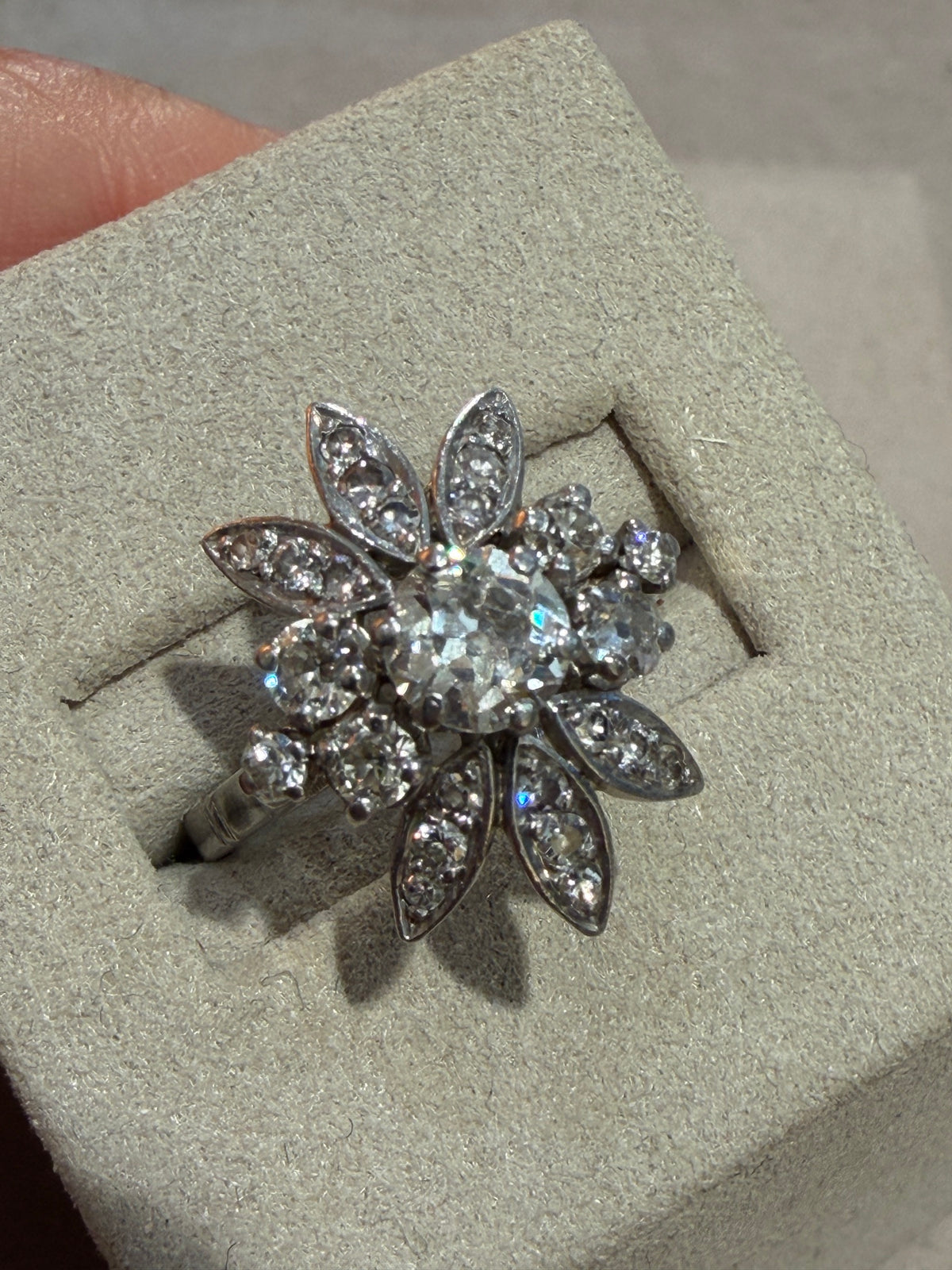 BAGUE ANCIENNE  FLEUR EN DIAMANTS