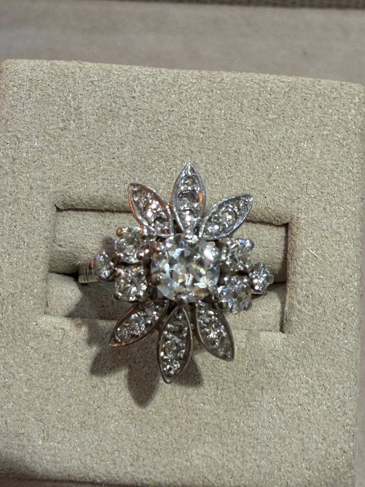 BAGUE ANCIENNE  FLEUR EN DIAMANTS