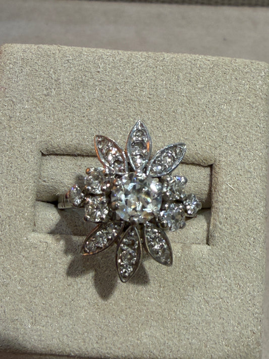 BAGUE ANCIENNE  FLEUR EN DIAMANTS