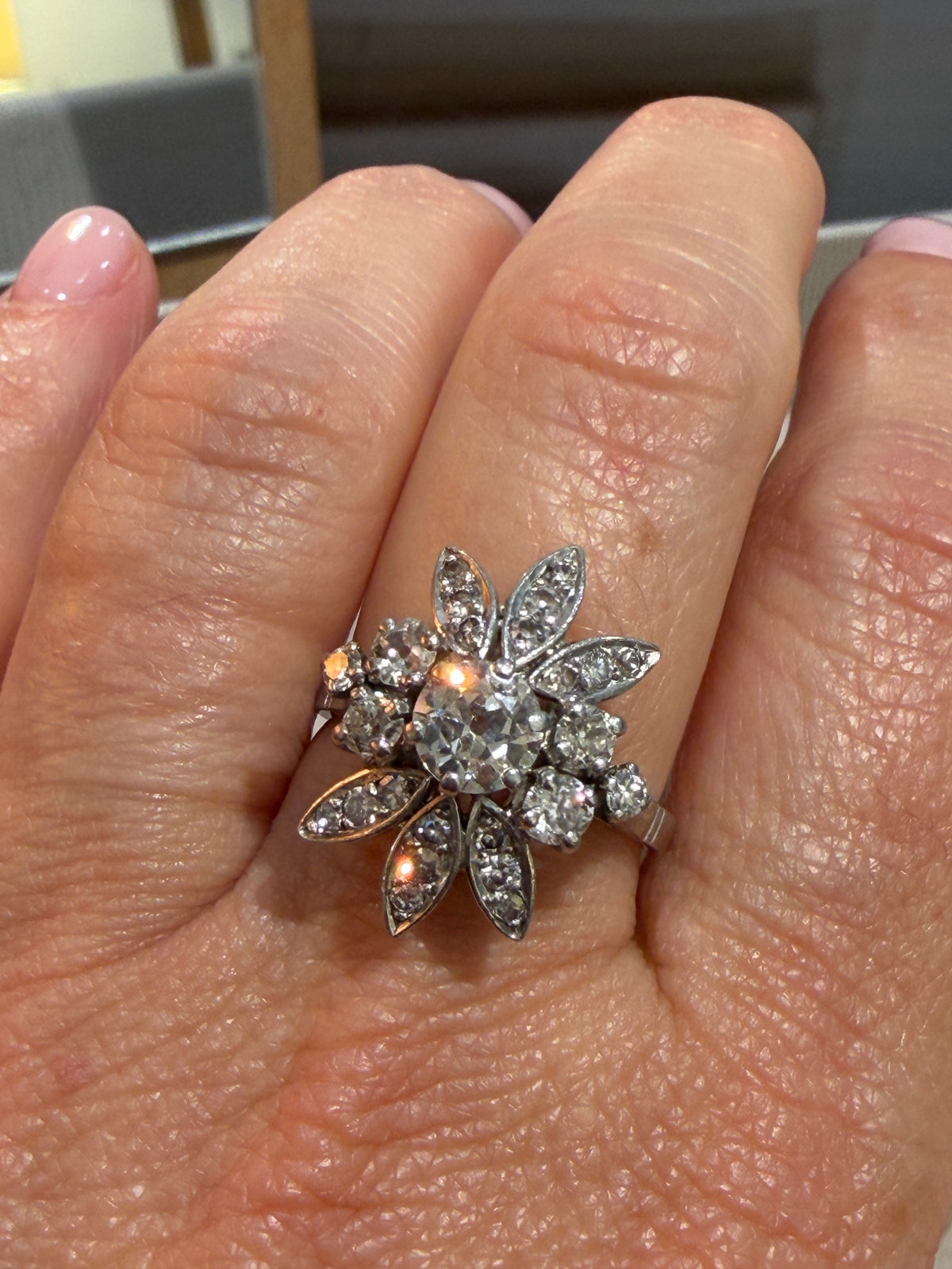 BAGUE ANCIENNE  FLEUR EN DIAMANTS