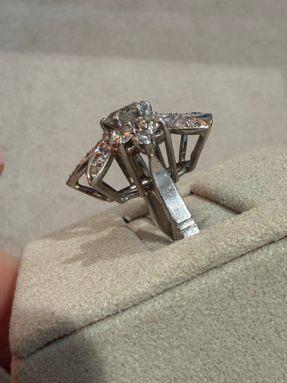 BAGUE ANCIENNE  FLEUR EN DIAMANTS