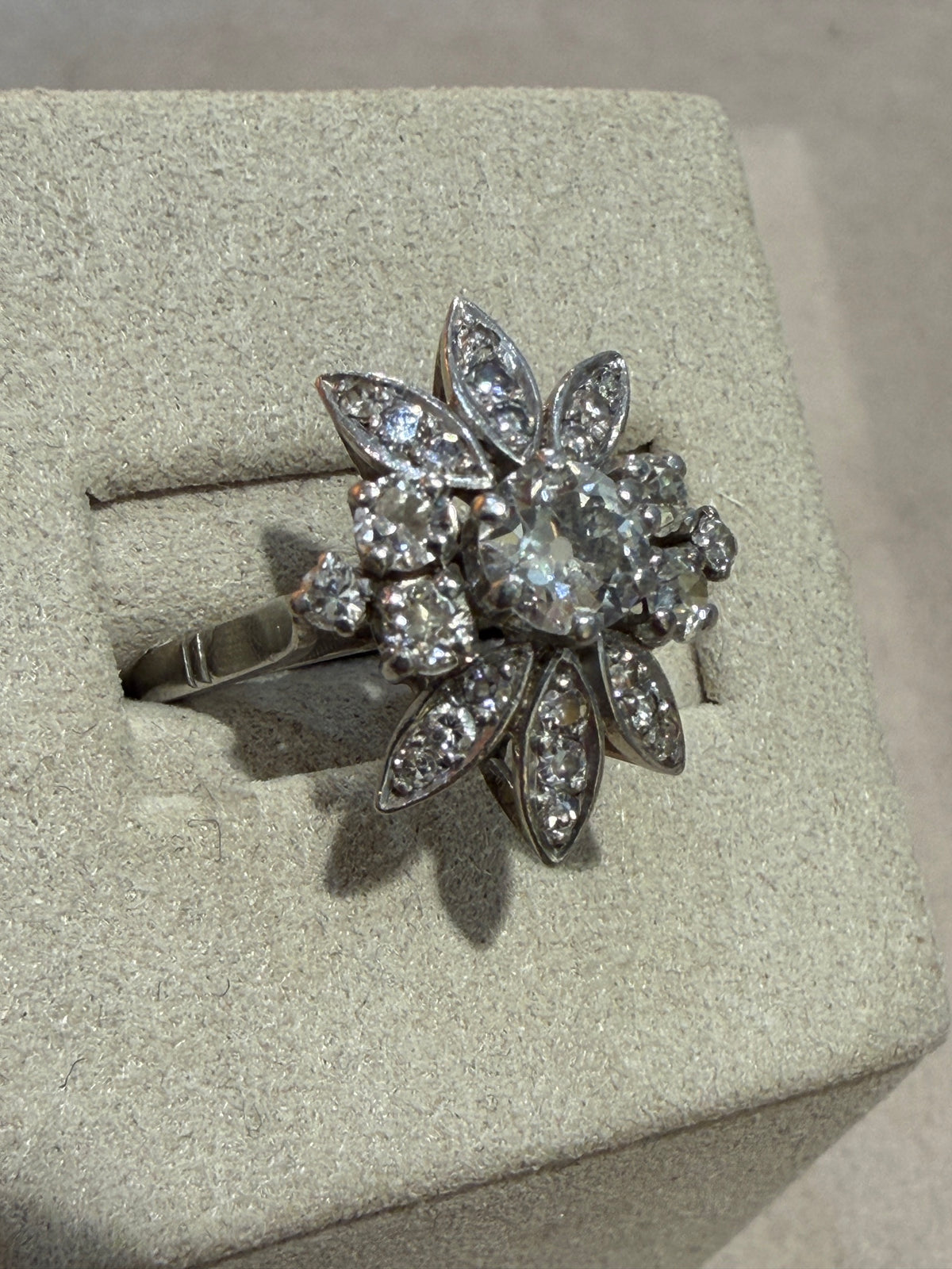 BAGUE ANCIENNE  FLEUR EN DIAMANTS
