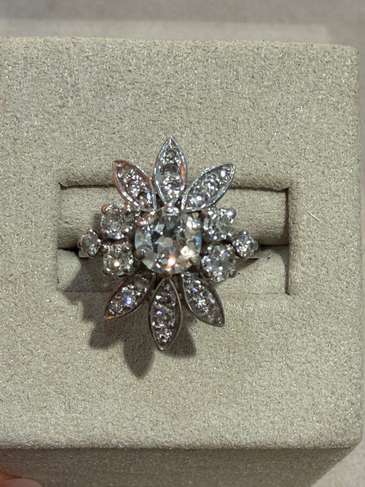 BAGUE ANCIENNE  FLEUR EN DIAMANTS
