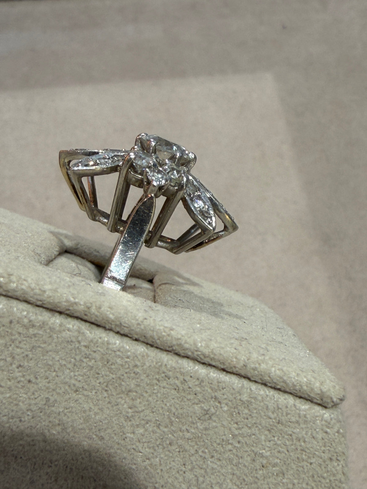 BAGUE ANCIENNE  FLEUR EN DIAMANTS
