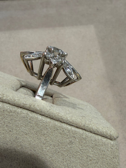 BAGUE ANCIENNE  FLEUR EN DIAMANTS