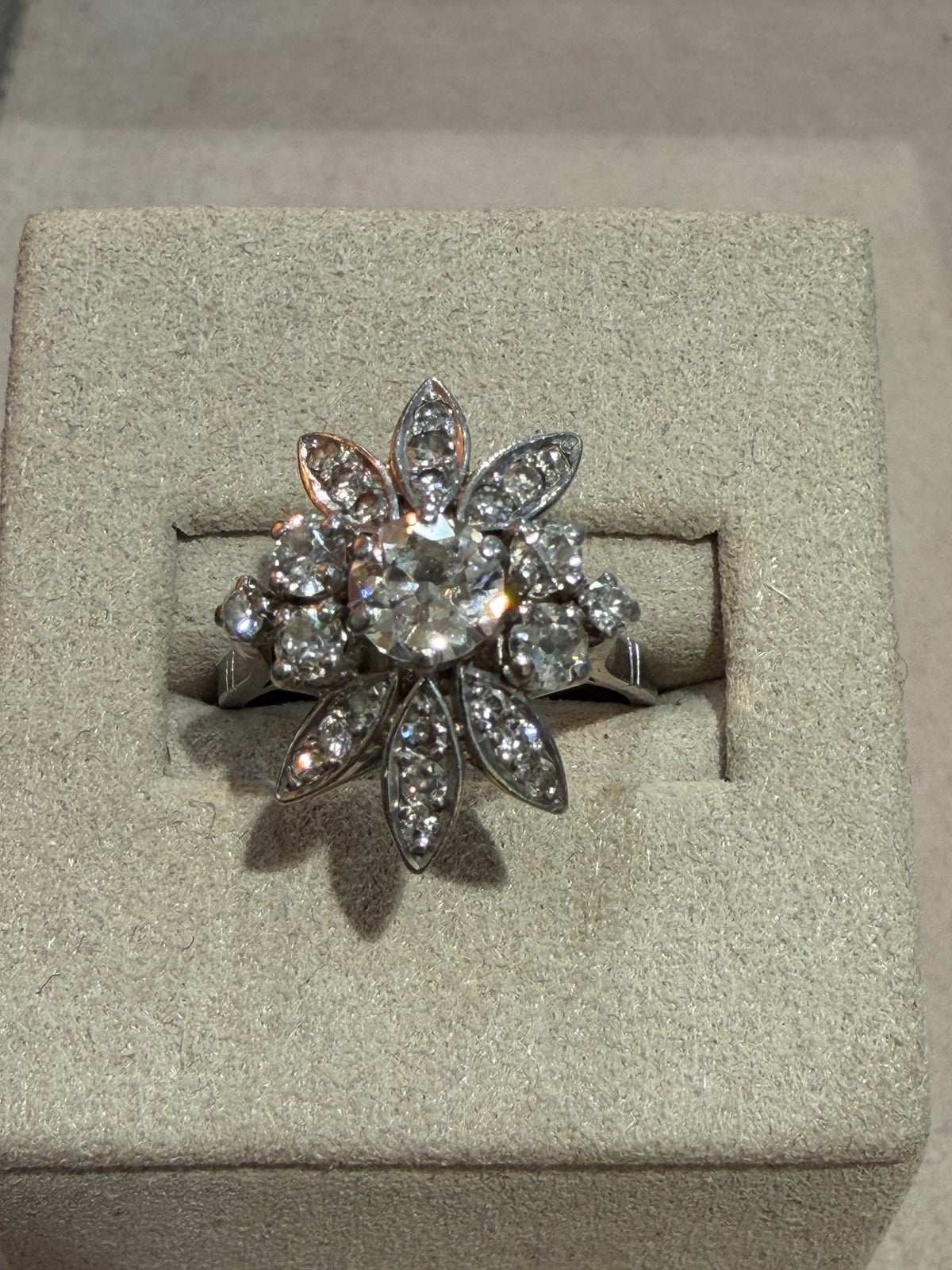 BAGUE ANCIENNE  FLEUR EN DIAMANTS