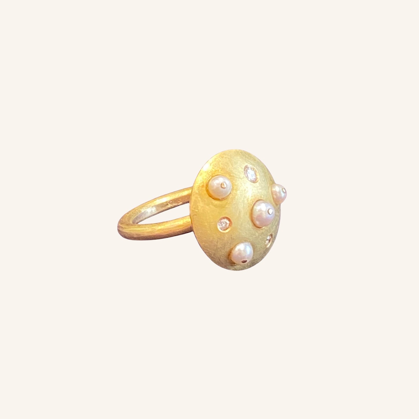 Artist ring in brushed gold, diamonds & cultured pearls