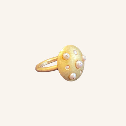 Artist ring in brushed gold, diamonds & cultured pearls