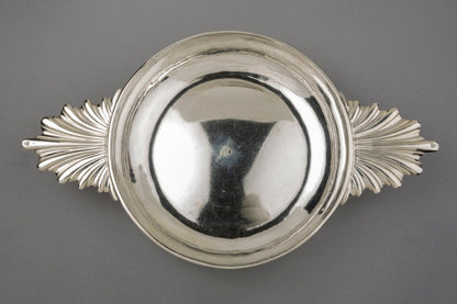 Ecuelle à oreilles en Argent, Paris, 1744-1745 Par Paul Nicard