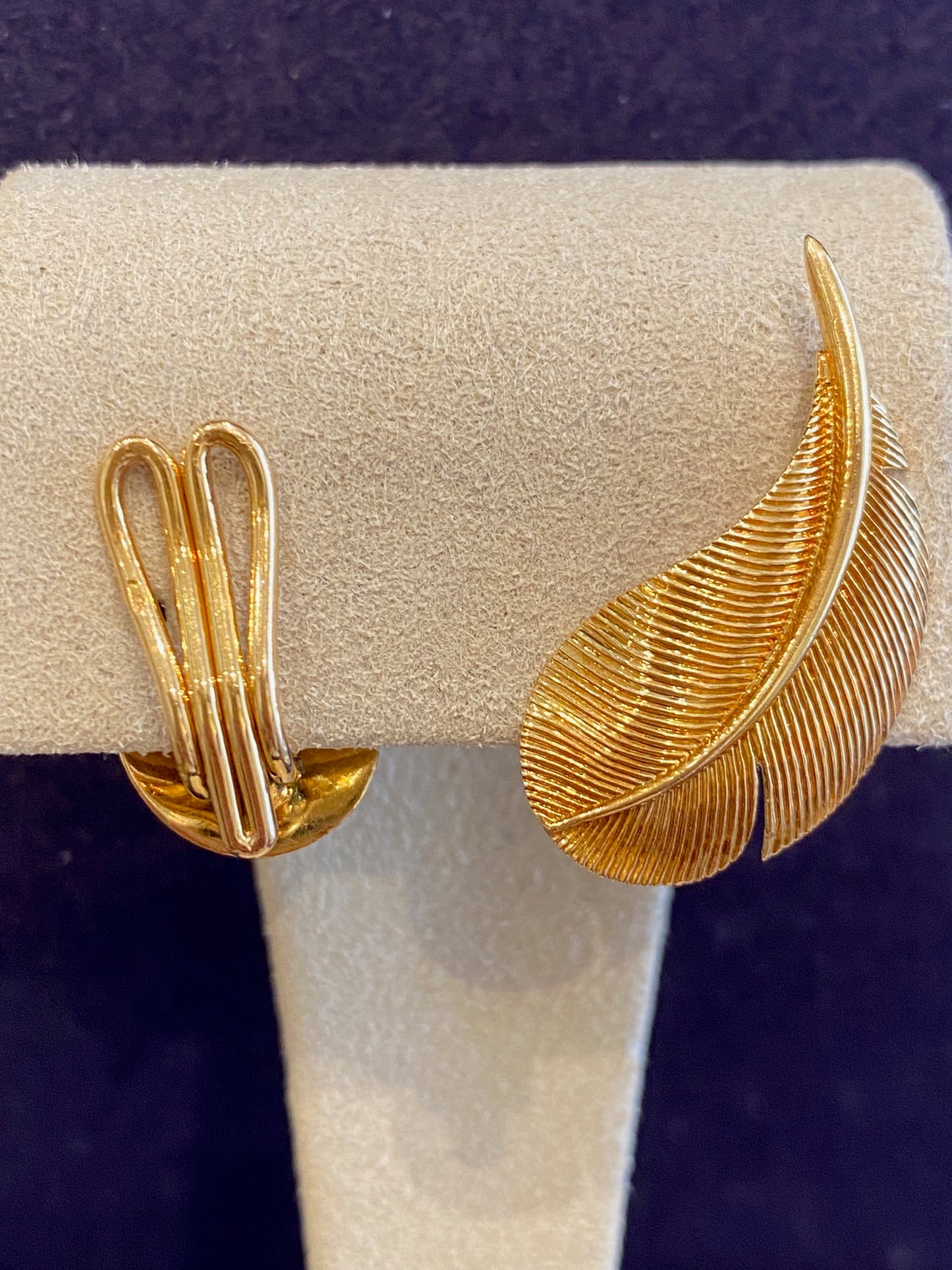 HERMES, BOUCLES D'OREILLES VINTAGE "PLUMES" EN OR