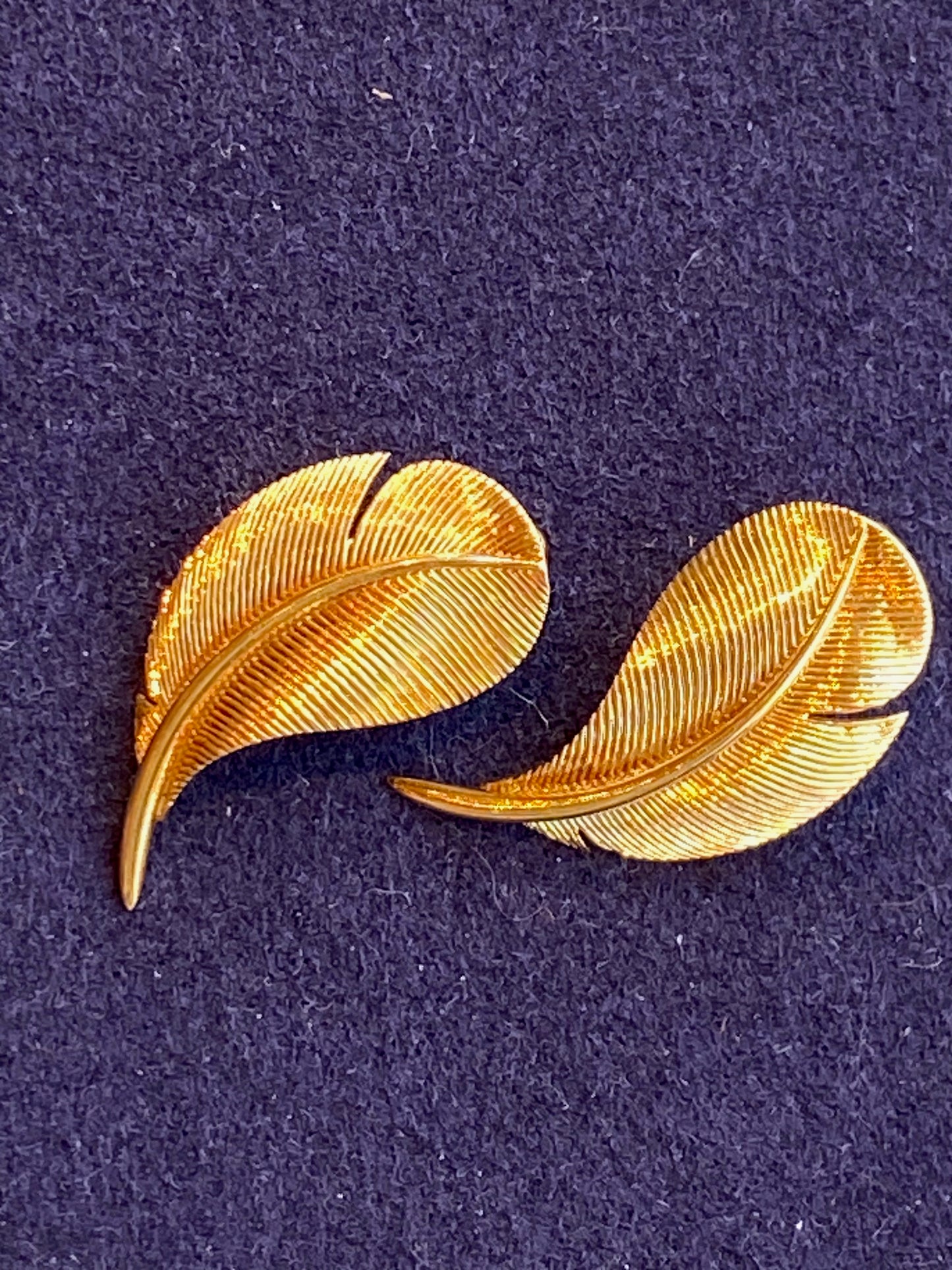 HERMES, BOUCLES D'OREILLES VINTAGE "PLUMES" EN OR