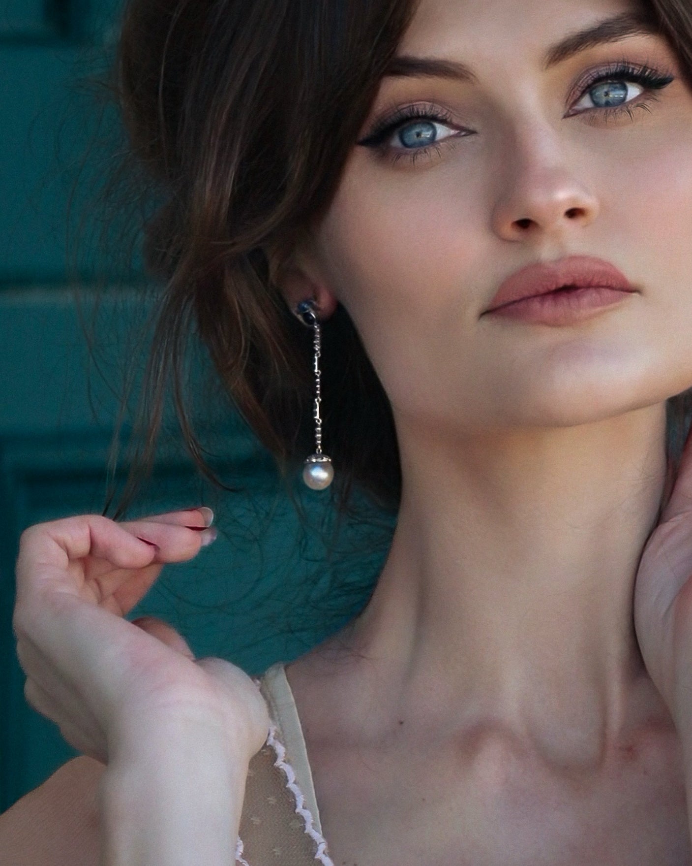 BOUCLES D'OREILLES PENDANTES PERLES, DIAMANTS & SAPHIRS