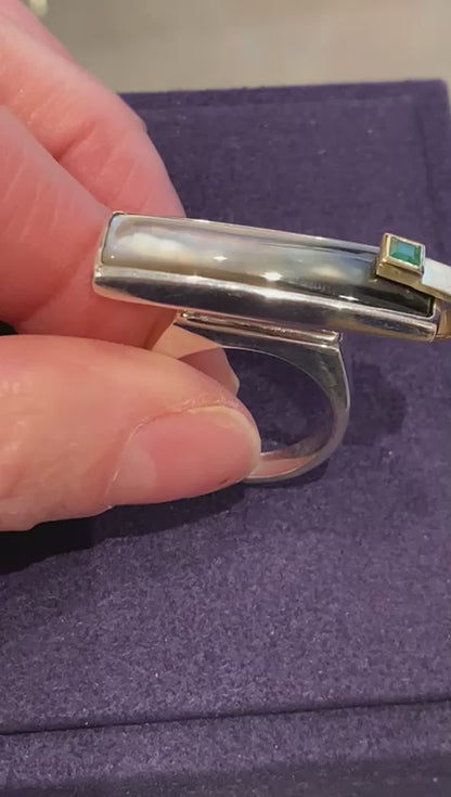 Janine Renard (1947), Modernist mother-of-pearl and emerald ring